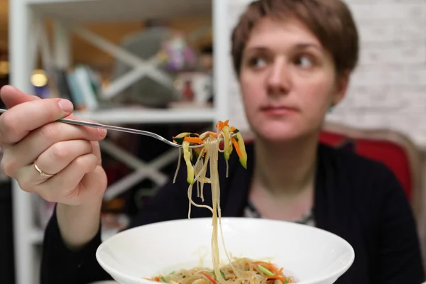 Woman has noodles — Stock Photo, Image