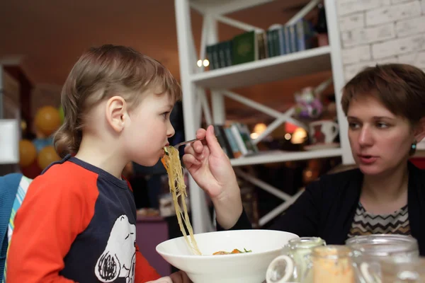 Familjen har nudlar — Stockfoto