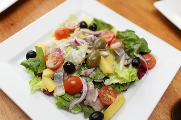 Salada vegetal com arenque — Fotografia de Stock