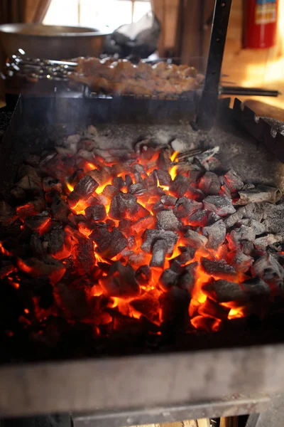 Preparação de carvão para churrasco — Fotografia de Stock