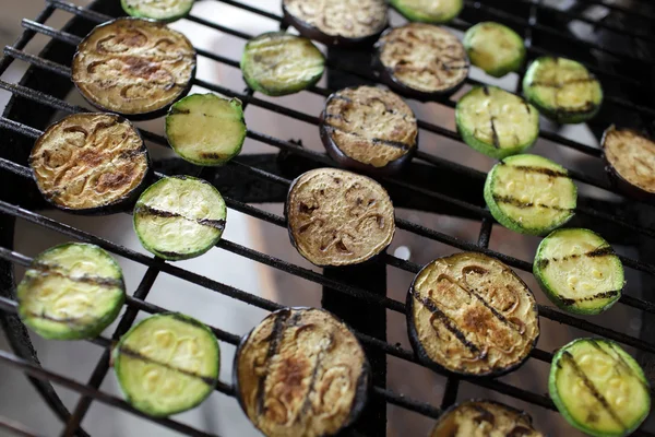 Gebratenes Gemüse auf dem Grill — Stockfoto