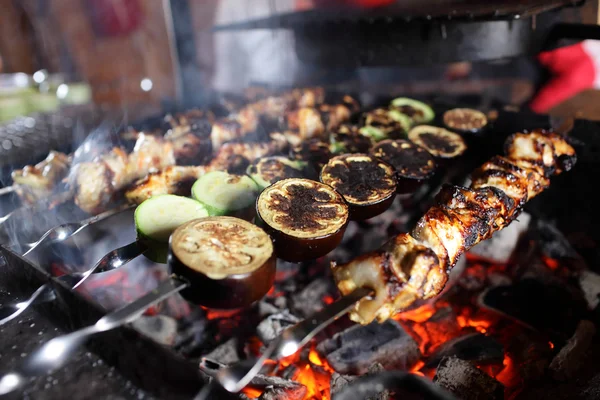 Cocinar kebab en pinchos — Foto de Stock
