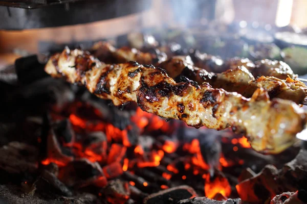 Espetos com carne na grelha — Fotografia de Stock