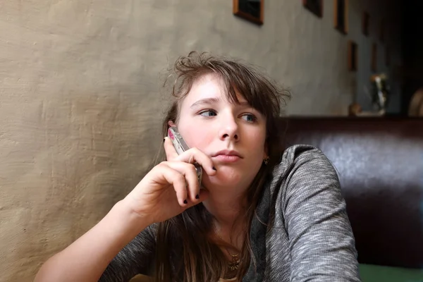 Girl talking on the phone — Stock Photo, Image