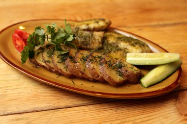 Fried fileto levrek plaka üzerinde