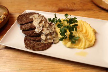 Kremalı mantarlı krep tavuk karaciğer