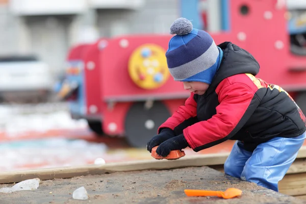 Anak-anak bermain dengan mainan di kotak pasir — Stok Foto