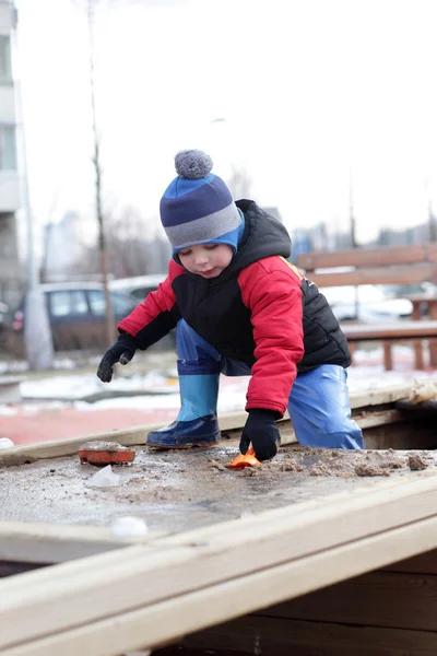 Niño jugando en la caja de arena — Foto de Stock