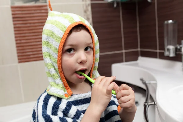 Kid borsta hans tänder — Stockfoto