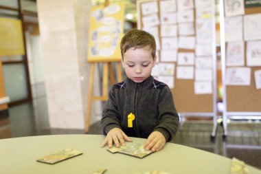 Bulmaca ile oynayan çocuk