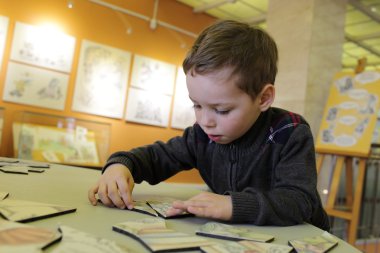 Bulmaca ile oynayan çocuk