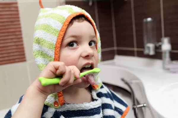 Ребенок чистит зубы — стоковое фото