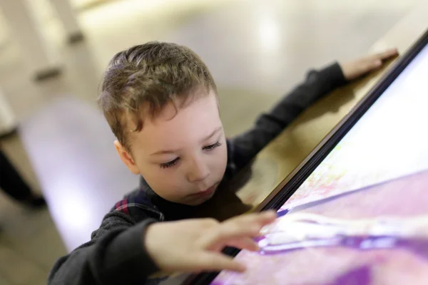 Niño usando la pantalla táctil — Foto de Stock