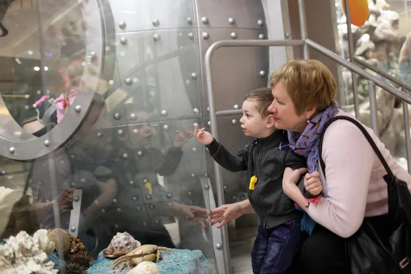 Nonna con nipote in museo — Foto Stock