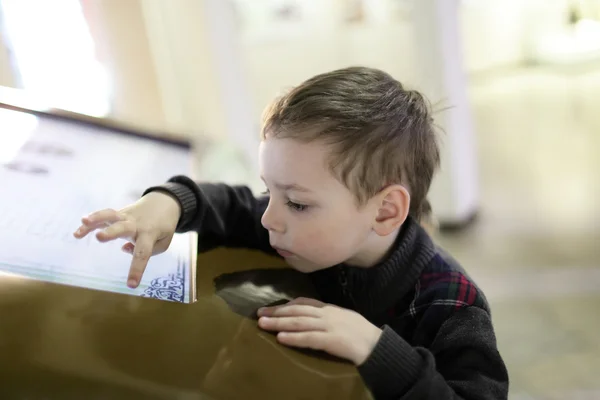 Niño usando la pantalla táctil — Foto de Stock