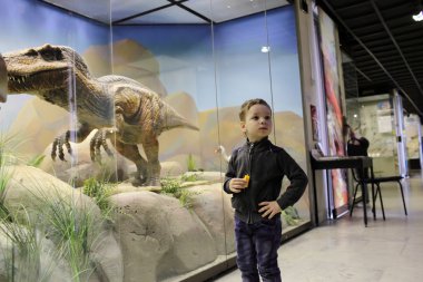 Çocuk bir dinozor görünüyor