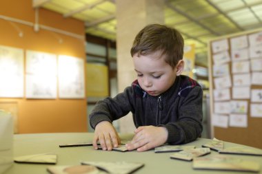 Bulmaca ile oynayan çocuk