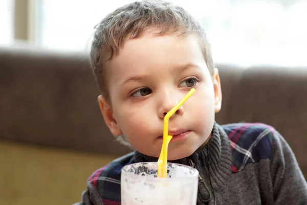 Criança que bebe batido — Fotografia de Stock