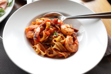 Fettuccine karides ve domates ile