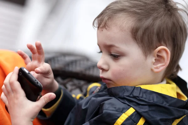 Pojke med smartphone — Stockfoto