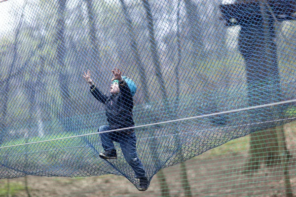 Bir net içine tırmanma çocuk — Stok fotoğraf