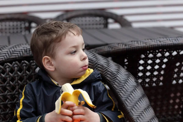 Niño comiendo plátano — Foto de Stock