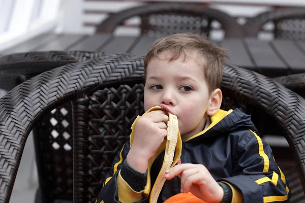 Kind eten banaan — Stockfoto