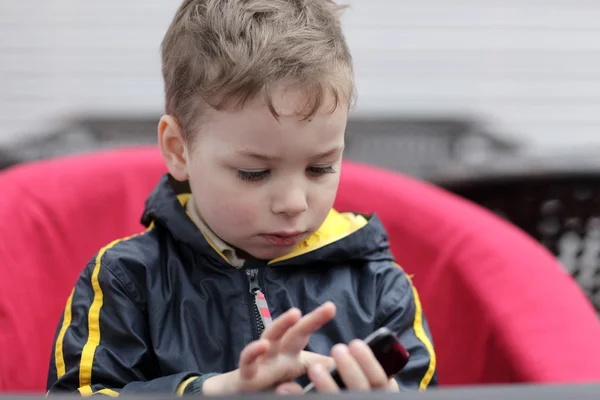 Niño con smartphone — Foto de Stock