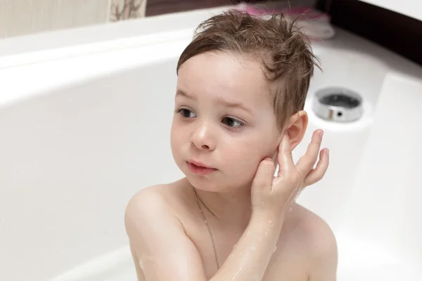 Boy washes his ears — Stock Photo, Image