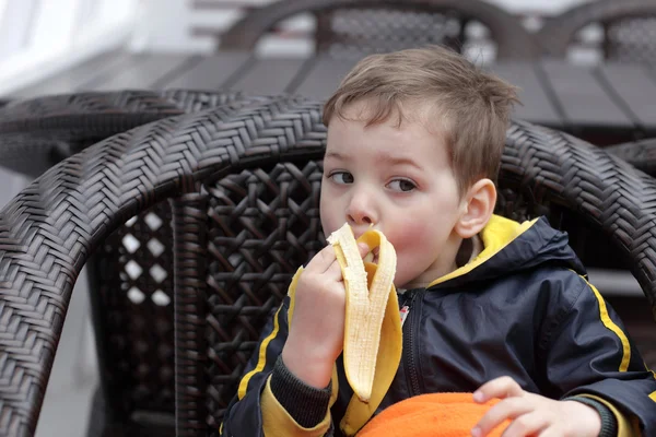 Niño comiendo plátano — Foto de Stock
