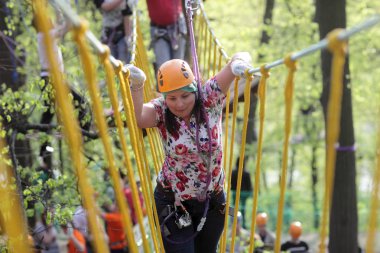 Kişi ormanda Macera Park'ta