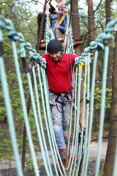 Mutlu bir adam dağcı eğitim — Stok fotoğraf