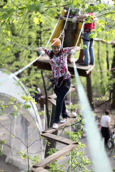Woman in adventure park — Stock Photo, Image