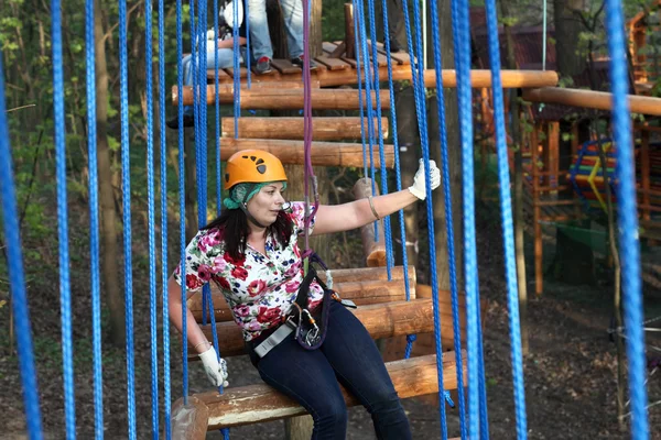 Woman climber resting on a log — Stock Photo, Image