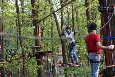 Aile tırmanma bir ip üzerinde