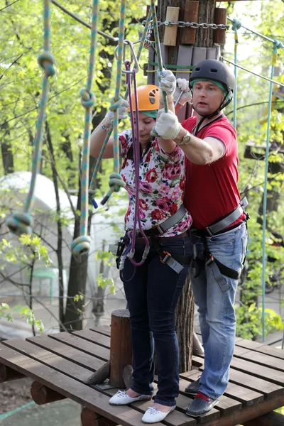 Couple climbing rope — Stock Photo, Image