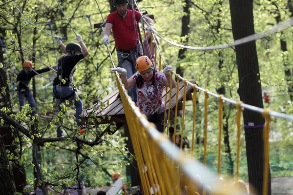 Familia escalada cuerda — Foto de Stock