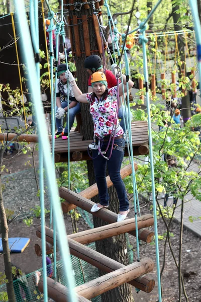 Entrenamiento familiar en parque de aventura — Foto de Stock