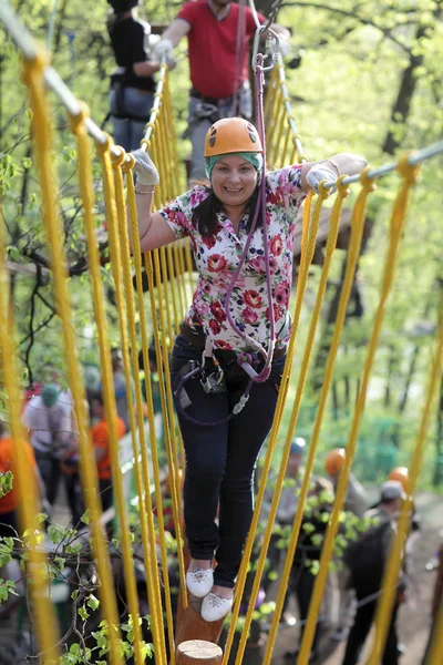 Pessoa em uma escalada de corda — Fotografia de Stock