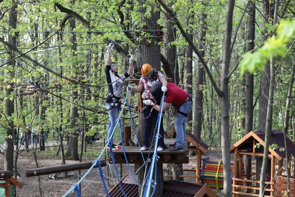 Family at adventure park — Stock Photo, Image