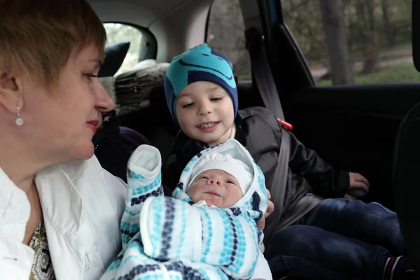 Familie blickt auf neugeborenes Baby — Stockfoto