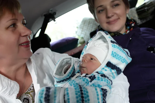 Abuela sosteniendo bebé recién nacido — Foto de Stock