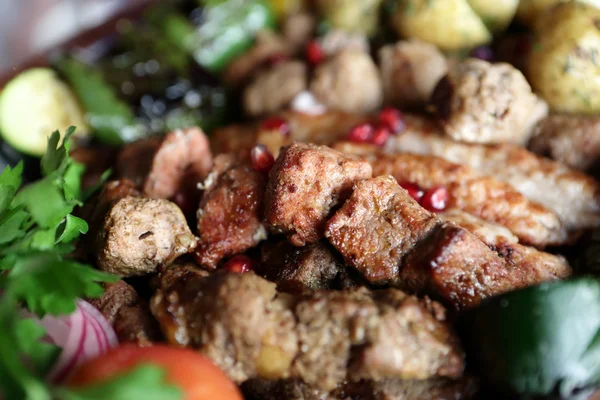 Kebab su un vassoio — Foto Stock