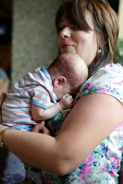Bebé en brazos de sus madres — Foto de Stock