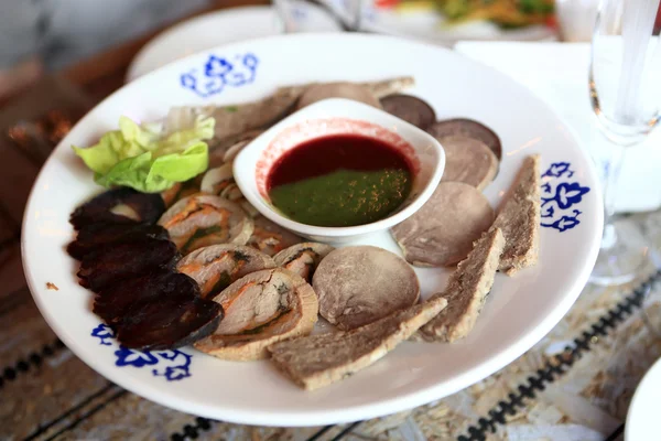 Тарелка с нарезанным мясом — стоковое фото