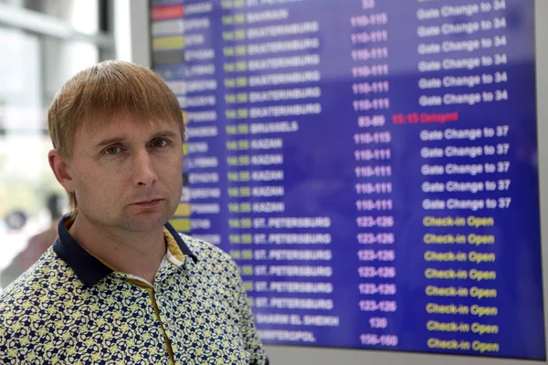 Mann auf dem Flugplan — Stockfoto