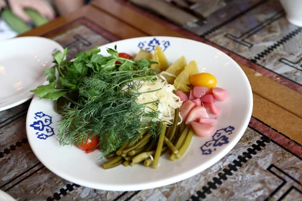 Тарелка с маринованными овощами — стоковое фото
