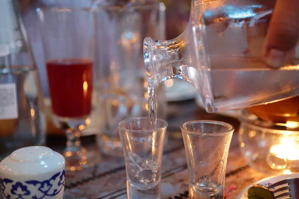 Garson dökme votka — Stok fotoğraf