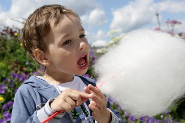 Çocuk pamuk şeker yalıyor