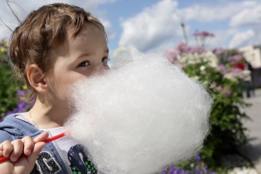 Çocuk pamuk şeker yalıyor